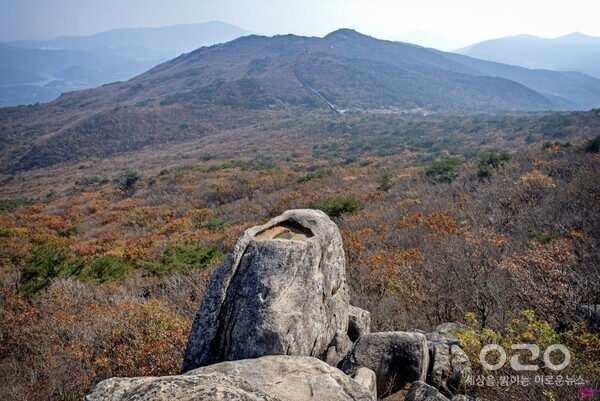가을빛으로 물든 금정산의 봉우리와 암석이 장엄한 풍경을 이루며, 도심 속에서 천연의 생태미를 간직한 부산의 새로운 국립공원으로서의 가치를 보여준다 ©비짓부산